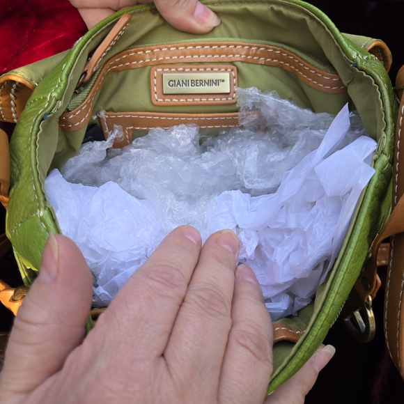 Giani Bernini Green & Tan Leather Crossbody Bag w/ Pockets & Adjustable Strap - Picture 7 of 13